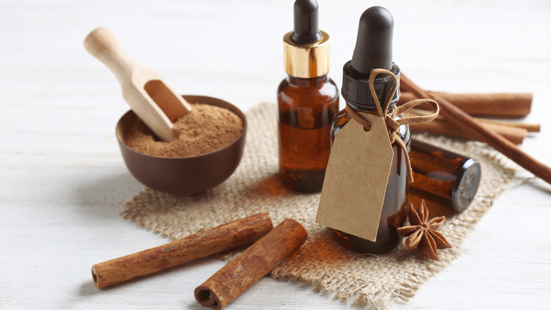 Hỗn hợp bột quế và mật ong giúp giảm mụn lưng